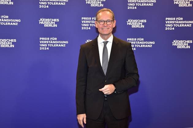Preisverleihung fuer Verständigung und Toleranz Michael Mueller Ankunft, blauer Teppich zur Preisverleihung fuer Verständigung und Toleranz im Jüdischen Museum in Berlin, am 16.11.2024