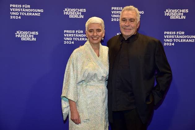 Preisverleihung fuer Verständigung und Toleranz Hetty Berg mit Ehemann Frederic Brenner Ankunft, blauer Teppichc zur Preisverleihung fuer Verständigung und Toleranz im Jüdischen Museum in Berlin, am 16.11.2024
