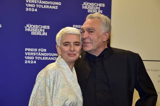 Preisverleihung fuer Verständigung und Toleranz Hetty Berg mit Ehemann Frederic Brenner Ankunft, blauer Teppichc zur Preisverleihung fuer Verständigung und Toleranz im Jüdischen Museum in Berlin, am 16.11.2024