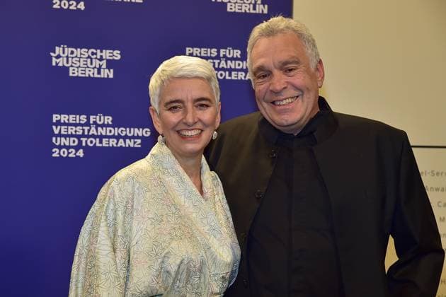Preisverleihung fuer Verständigung und Toleranz Hetty Berg mit Ehemann Frederic Brenner Ankunft, blauer Teppichc zur Preisverleihung fuer Verständigung und Toleranz im Jüdischen Museum in Berlin, am 16.11.2024