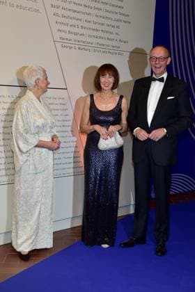Preisverleihung fuer Verständigung und Toleranz Hetty Berg, Friedrich Merz mit Ehefrau Charlotte Merz Ankunft, blauer Teppichc zur Preisverleihung fuer Verständigung und Toleranz im Jüdischen Museum in Berlin, am 16.11.2024