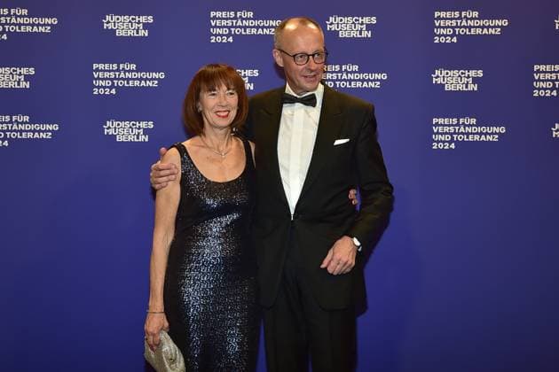 Preisverleihung fuer Verständigung und Toleranz Friedrich Merz mit Ehefrau Charlotte Merz Ankunft, blauer Teppichc zur Preisverleihung fuer Verständigung und Toleranz im Jüdischen Museum in Berlin, am 16.11.2024
