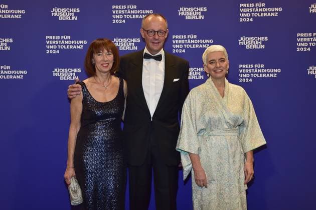 Preisverleihung fuer Verständigung und Toleranz Hetty Berg, Friedrich Merz mit Ehefrau Charlotte Merz Ankunft, blauer Teppichc zur Preisverleihung fuer Verständigung und Toleranz im Jüdischen Museum in Berlin, am 16.11.2024