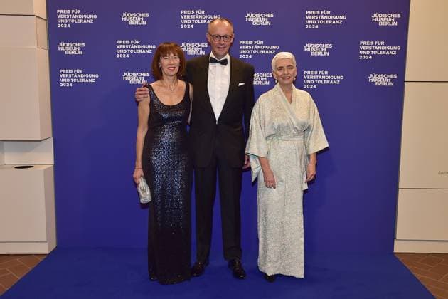 Preisverleihung fuer Verständigung und Toleranz Hetty Berg, Friedrich Merz mit Ehefrau Charlotte Merz Ankunft, blauer Teppichc zur Preisverleihung fuer Verständigung und Toleranz im Jüdischen Museum in Berlin, am 16.11.2024