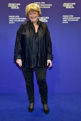 Preisverleihung fuer Verständigung und Toleranz Monika Grütters Ankunft, blauer Teppichc zur Preisverleihung fuer Verständigung und Toleranz im Jüdischen Museum in Berlin, am 16.11.2024