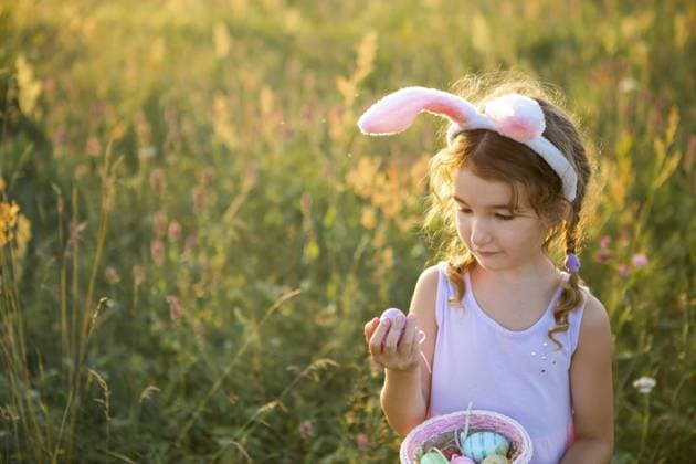 Nettes lustiges Mädchen mit bemalten Ostereiern im Frühling in der Natur auf einem Feld mit goldenem Sonnenlicht und Blumen. Osterfest, Osterhase mit Ohren, bunte Eier in einem Korb. Lebensstil Cute funny girl with painted Easter eggs in spring in nature in a field with golden sunlight and flowers. Easter holiday, Easter bunny with ears, colorful eggs in a basket. Lifestyle Copyright: imageBROKER OlgaxSimonova ibxiqx11186186.jpg ,model released, Symbolfoto ,property released