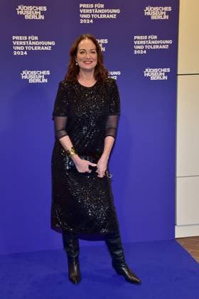 Preisverleihung fuer Verständigung und Toleranz Natalia Wörner Ankunft, blauer Teppich zur Preisverleihung fuer Verständigung und Toleranz im Jüdischen Museum in Berlin, am 16.11.2024