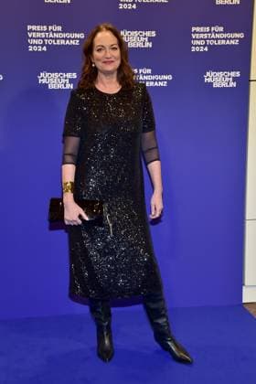 Preisverleihung fuer Verständigung und Toleranz Natalia Wörner Ankunft, blauer Teppich zur Preisverleihung fuer Verständigung und Toleranz im Jüdischen Museum in Berlin, am 16.11.2024