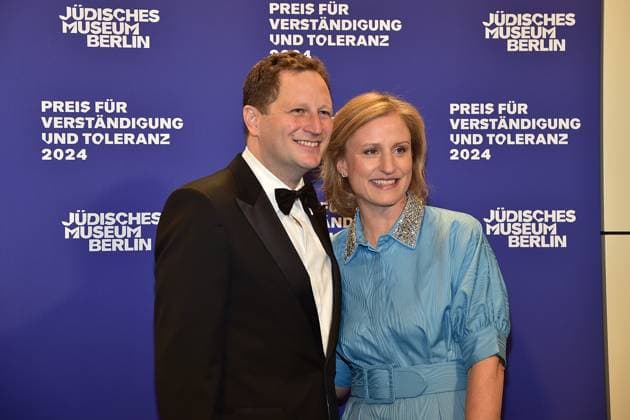 Preisverleihung fuer Verständigung und Toleranz Georg Friedrich Prinz von Preußen mit Ehefrau Sophie Prinzessin von Isenburg Ankunft, blauer Teppich zur Preisverleihung fuer Verständigung und Toleranz im Jüdischen Museum in Berlin, am 16.11.2024