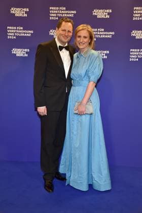 Preisverleihung fuer Verständigung und Toleranz Georg Friedrich Prinz von Preußen mit Ehefrau Sophie Prinzessin von Isenburg Ankunft, blauer Teppich zur Preisverleihung fuer Verständigung und Toleranz im Jüdischen Museum in Berlin, am 16.11.2024