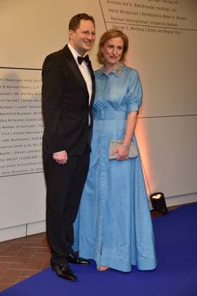 Preisverleihung fuer Verständigung und Toleranz Georg Friedrich Prinz von Preußen mit Ehefrau Sophie Prinzessin von Isenburg Ankunft, blauer Teppich zur Preisverleihung fuer Verständigung und Toleranz im Jüdischen Museum in Berlin, am 16.11.2024