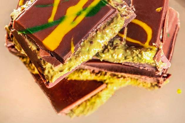 Dubai-Schokolade mit Kunafa- und Pistaziencremefüllung, Hype um Dubai-Schokolade, München, November 2024 Deutschland, München, November 2024, Dubai Schokolade mit Kunafa- und Pistaziencremefüllung, Marke Orient Delight, Made in U.A.E., United Arab Emirates, zu denen auch Dubai gehört, Tafel Schokolade beim REWE Supermarkt für 8,99 Euro, Hype um Dubai Schokolade, Ernährung, Süßigkeiten, Social Media Trend, *** Dubai chocolate with kunafa and pistachio cream filling, hype about Dubai chocolate, Munich, November 2024 Germany, Munich, November 2024, Dubai chocolate with kunafa and pistachio cream filling, Orient Delight brand, Made in U A E , United Arab Emirates, to which Dubai also belongs, chocolate bar at REWE supermarket for 8.99