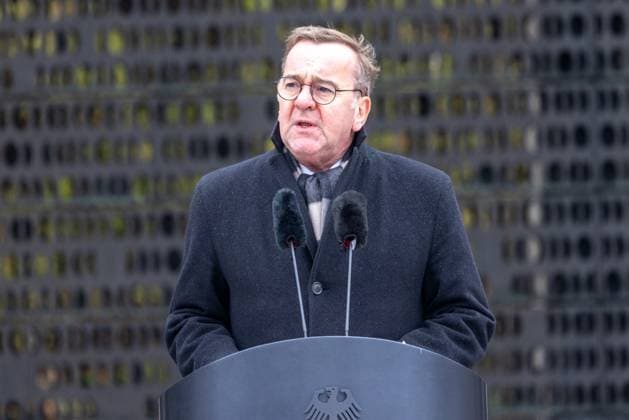 News Themen der Woche KW46 News Bilder des Tages Kranzniederlegung am Ehrenmal der Bundeswehr zum Volkstrauertag 2024 Berlin, Deutschland - 17.11.2024: Bundesverteidigungsminister Boris Pistorius hält eine Rede bevor ereinen Kranz zum Gedenken der im Dienst gefallenen und verstorbenen Angehörigen der Bundeswehr am Ehrenmal der Bundeswehr zum Volkstrauertag im Verteidigungsministerium niederlegt. Berlin