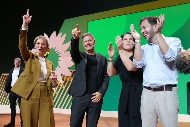 Bilder des Jahres 2024, News 11 November News Themen der Woche KW46 News Bilder des Tages 50.Bundesdelegiertenkonferenz (BDK) Buendnis90 Die Gruenen Die Parteispitze der Gruenen um Felix Banaszak, Annalena Baerbock, Robert Habeck und Franziska Brantner jubeln gemeinsam auf der Buehne bei der Nominierung von Robert Habek bei der 50. Bundesdelegiertenkonferenz und Parteitag der GRUENEN im RheinMain CongressCenter (RMCC) in Wiesbaden, Wiesbaden, Wiesbaden Hessen Deutschland *** 50 Federal Delegates Conference BDK Buendnis90 Die Gruenen The party leadership of the Greens around Felix Banaszak, Annalena Baerbock, Robert Habeck and Franziska Brantner cheer together on stage at the nomination of Robert Habek at the 50 Federal Delegates Conference and Party Congress of the Greens at the RheinMain CongressCenter RMCC in Wiesbaden, Wie