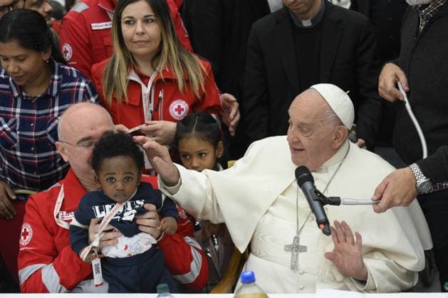 News Themen der Woche KW46 News Bilder des Tages ITALY - POPE FRANCIS ATTENDS A LUNCH WITH THE POOR ON THE OCCASION OF THE 8TH WOELD DAY OF THE PIIR INSIDE OF THE PAUL VI HALL AT THE VATICAN - 2024 11 17 NO LIBRI Italy, Rome, Vatican, 2024 11 17.Pope Francis attends a lunch with the poor on the occasion of the 8th World Day of the Poor inside of the Paul VI Hall, Vatican City. Photograph by VATICAN MEDIA Catholic Press Photo VATICAN  Copyright: xIPA ABACAx