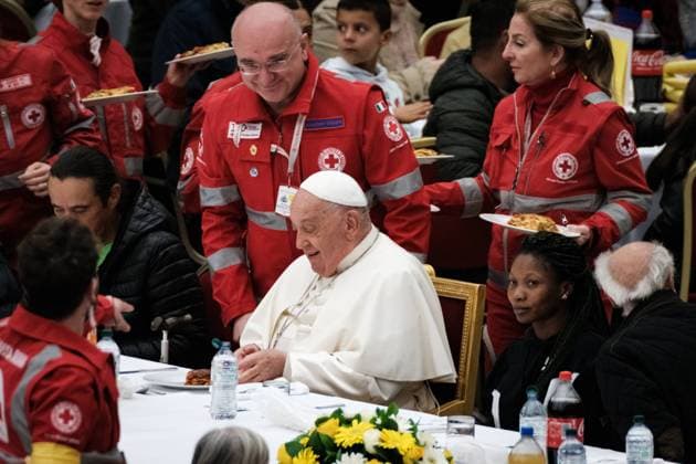 Vatican, on the occasion of the World Day of the Poor Pope Francis has lunch with 1300 poor people. Organized in the Paul VI Hall, 350 Red Cross volunteers served lunch to the Pope and the many guests present, on 17 November 2024 in Vatican. Copyright: xAndreaxCalandrax