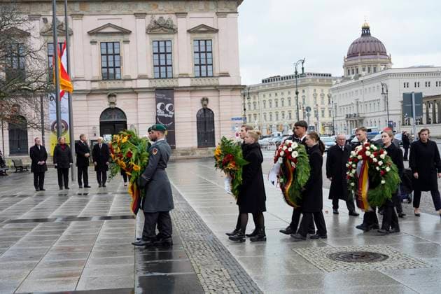 Volkstrauertag mit der Staatsspitze an der Neuen Wache Berlin Volkstrauertag an der Neuen Wache Berlin - Kranzniederlegung für die Opfer von Krieg und Gewaltherrschaft am 17. November 2024 Bundespräsident Frank-Walter Steinmeier Staatspräsident Rumänien Klaus Iohannis Präsidentin Deutscher Bundestag Bärbel Bas Präsidentin Bundesrat Anke Rehlinger Vizepräsidentin Bundesverfassungsgericht Doris König Bundesminister der Verteidigung Boris Pistorius Präsident Volksbund Deutsche Kriegsgräberfürsorge Wolfgang Schneiderhan Generalinspekteur der Bundeswehr Carsten Breuer Kultursenator Berlin Joe Chialo Präsidentin Abgeordnetenhaus Berlin Cornelia Seibeld Berlin Berlin GER *** Remembrance Day with heads of state at the Neue Wache Be