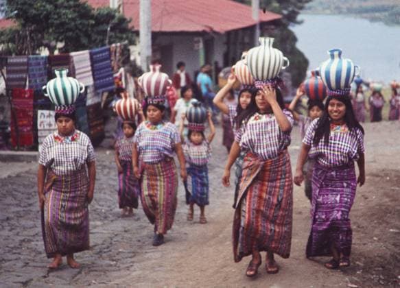 Archivbilder der Woche KW46 mexico Mexiko, 20230101, Aufnahme ca. 1970, Frauen mit bemalten Tontöpfen in traditioneller Tracht *** mexico Mexico, 20230101, photo ca 1970, women with painted clay pots in traditional costume