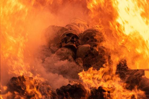 Bilder des Jahres 2024, News 11 November News Themen der Woche KW46 News Bilder des Tages November 17, 2024, Ratchaburi, Thailand: (EDITORS NOTE: Image contains graphic content).A pile of human skulls burns during the cemetery cleansing ceremony and cremation at the cemetery of Prachanukul foundation in Ratchaburi. The Cemetery cleansing ceremony and cremation at the cemetery of Prachanukul foundation in Ratchaburi, Thailand is held for every 12 years aimed to clear a space of the cemetery that the Buddhist volunteers will collect and store the skeletons of dead bodies without relatives and take them for cremation. The Cemetery cleansing ceremony is one of the most meritorious ceremonies for Buddhist volunteers according to Buddhism beliefs. Ratchaburi Thailand - ZUMAs197 20241117_aaa_s197_145 Copyright: xPeeraponxBoonyakiatx