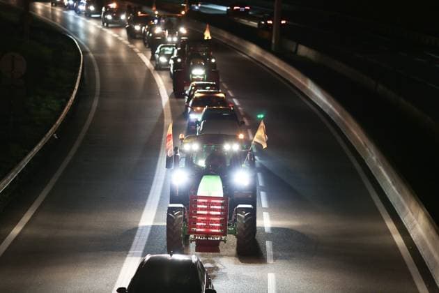 News Themen der Woche KW46 News Bilder des Tages French Farmers Gather On The RN118 Road Southwestern Paris French farmers drive their tractors on the RN118 road at the start of a nationwide protest against the EU-Mercosur agreement, with farmers feeling they have yet to reap the rewards of last winter s mobilization near Velizy-Villacoublay, southwestern Paris, on November 17, 2024. Farmers complain about excessive bureaucracy and low incomes, and they are also fed up with poor harvests, losses from emerging animal diseases, and the prospect of signing a free-trade agreement with the Latin American countries of Mercosur (Brazil, Argentina, Paraguay, and Uruguay) that would create the world s largest free trade zone. Velizy-Villacoublay Ile-de-France France  Copyright: xMichelxStoupakx originalFilename: stoupak-frenchfa241117_npAUU.jpg