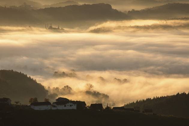 Herbststimmung im goldenen Morgenlicht, Nebel zieht über Wald mit Laubfärbung, Hügelige Landschaft und Gehöft, Blick von der Aussichtswarte Demmerkogel, St. Andrä-Höch, Sausaler Weinland, Steiermark, Österreich, Europa Autumn atmosphere in the golden morning light, fog drifts over forest with foliage colouring, hilly landscape and farmstead, view from the Demmerkogel lookout point, St. Andrä-Höch, Sausal wine country, Styria, Austria, Europe Copyright: imageBROKER Karl-HeinzxSchein ibxksc11769512.jpg