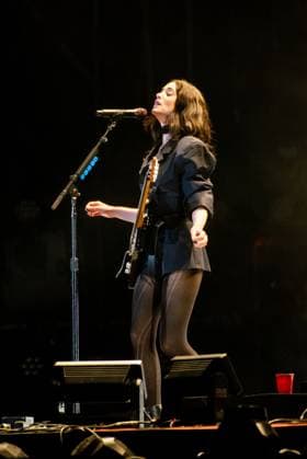 Corona Capital Music Festival - Day 2 St Vincent performs during day 2 of the 2024 Corona Capital Music Festival at Autodromo Hermanos Rodriguez on November 16, 2024 in Mexico City, Mexico. Mexico City Autodromo Hermanos Rodriguez Mexico Copyright: xAnniexLesser imageSPACEx