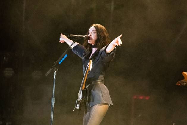 Corona Capital Music Festival - Day 2 St Vincent performs during day 2 of the 2024 Corona Capital Music Festival at Autodromo Hermanos Rodriguez on November 16, 2024 in Mexico City, Mexico. Mexico City Autodromo Hermanos Rodriguez Mexico Copyright: xAnniexLesser imageSPACEx