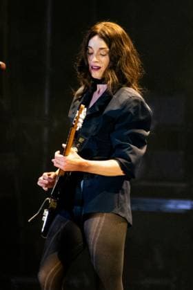 Corona Capital Music Festival - Day 2 St Vincent performs during day 2 of the 2024 Corona Capital Music Festival at Autodromo Hermanos Rodriguez on November 16, 2024 in Mexico City, Mexico. Mexico City Autodromo Hermanos Rodriguez Mexico Copyright: xAnniexLesser imageSPACEx