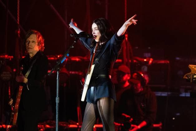Corona Capital Music Festival - Day 2 St Vincent performs during day 2 of the 2024 Corona Capital Music Festival at Autodromo Hermanos Rodriguez on November 16, 2024 in Mexico City, Mexico. Mexico City Autodromo Hermanos Rodriguez Mexico Copyright: xAnniexLesser imageSPACEx