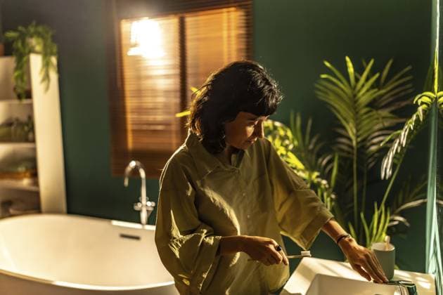 IMAGO Creative, Frühling, Frühjahrsputz Nicht binäre Frau beim Zähneputzen zu Hause im Badezimmer Non binary woman washing the teeth at home in the bathroom Copyright: imageBROKER UnaixHuizi ibxuhu11763966.jpg ,model released, Symbolfoto ,property released
