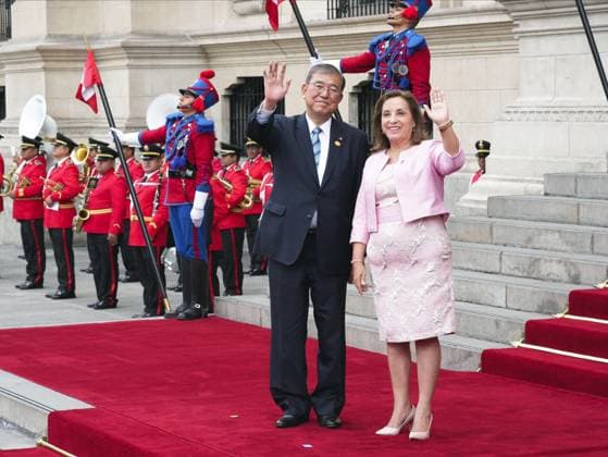 News Themen der Woche KW46 News Bilder des Tages Japan PM Ishiba in Lima Japanese Prime Minister Shigeru Ishiba (L) and Peruvian President Dina Boluarte wave at the presidential palace in Lima on Nov. 17, 2024.  A14AA0003750689P
