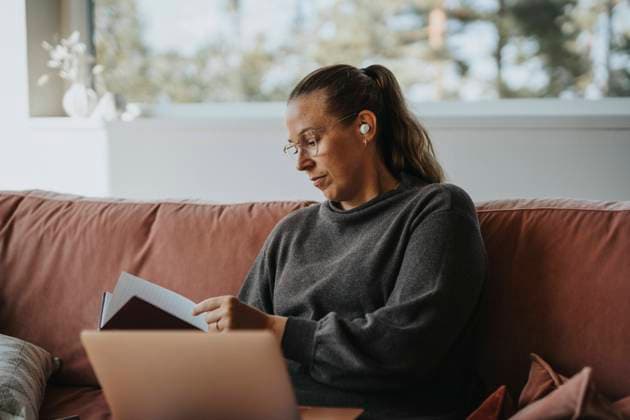 IMAGO Creative, Winter, Couching Businesswoman wearing eyeglasses working while sitting on sofa at home Sweden, Stockholm, model released, property released Copyright: xMaskotx , MA113008 MA113008