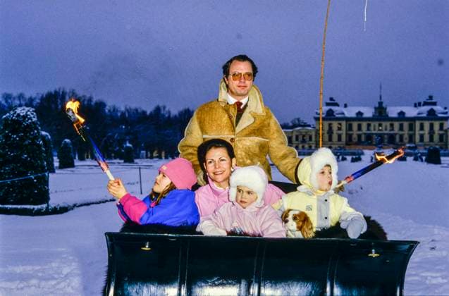 Archivbilder der Woche KW47 Kung Carl XVI Gustaf drottning Silvia med kronprinsessan Victoria, prinsessan Madeleine och prins Carl Philip i släde under jolfotogrfering vid Drottningholms slott den 1 december 1985. Stockholm Sverige x2491x *** King Carl XVI Gustaf Queen Silvia with Crown Princess Victoria, Princess Madeleine and Prince Carl Philip in sleigh during Christmas photo session at Drottningholm Palace on December 1, 1985 Stockholm Sweden x2491x  Copyright: xCharlesxHammarsten TTx KUNGAJUL 1985