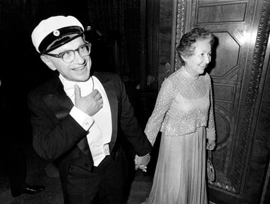Fran vänster Milton Friedman, amerikansk nationalekonom och statistiker, fick ekonomipriset till Alfred Nobels ära 1976. Rose Friedman, ekonomiprofessor pa Universitetet i Chicago, född i Ukraina men verksam i USA, gift med Milton Friedman. Anländer till Stockholms Stadshus för Nobelfesten. STOCKHOLM SVERIGE x2512x *** From left Milton Friedman, American economist and statistician, awarded the Alfred Nobel Prize in Economics in 1976 Rose Friedman, Professor of Economics at the University of Chicago, born in Ukraine but working in the United States, married to Milton Friedman Arriving at Stockholm City Hall for the Nobel Ceremony STOCKHOLM SWEDEN x2512x  Copyright: xGunnarxBergkrantz Aftonbladet TTx MILTON OCH ROSE FRIEDMAN