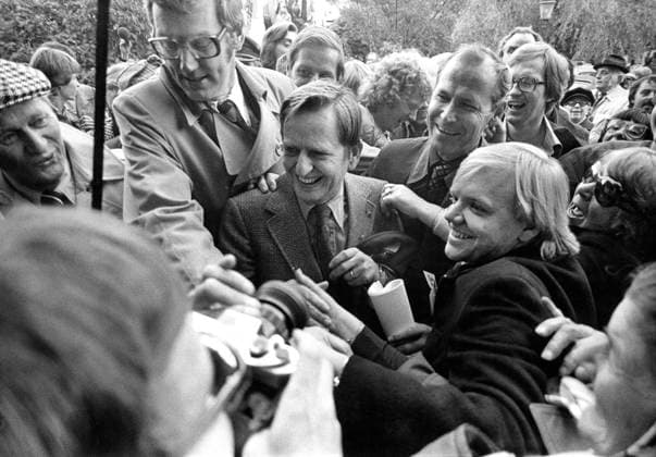Olof Palme, politiker (S), statsminister. Olof Palme pa möte i Kungsträdgarden efter valförlusten 1976. Socialdemokraterna gjorde comeback som oppositionsparti efter 44 ar och SSU startade sin kampanj Demokratisera Sverige STOCKHOLM SVERIGE x2512x *** Olof Palme, politician S , Prime Minister Olof Palme at a meeting in Kungsträdgarden after the 1976 election loss The Social Democrats made a comeback as an opposition party after 44 years and SSU started its campaign Democratize Sweden STOCKHOLM SWEDEN x2512x  Copyright: xGunnarxBergkrantz Aftonbladet TTx Olof Palme pa möte i Kungsträdgarden efter valförlusten 1976