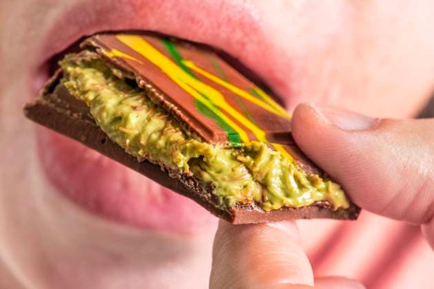 Frau genießt ein Stück Dubai-Schokolade mit Kunafa- und Pistaziencremefüllung, Hype um Dubai-Schokolade, München, November 2024 Deutschland,München, November 2024, Frau gönnt sich ein Stück Dubai Schokolade mit Kunafa- und Pistaziencremefüllung, Marke Orient Delight, Made in U.A.E., United Arab Emirates, zu denen auch Dubai gehört, Hype um Dubai Schokolade, Ernährung, Süßigkeiten, Social Media Trend, *** Woman enjoys a piece of Dubai chocolate with kunafa and pistachio cream filling, Hype about Dubai chocolate, Munich, November 2024 Germany,Munich, November 2024, Woman enjoys a piece of Dubai chocolate with kunafa and pistachio cream filling, Orient Delight brand, Made in U A E , United Arab Emirates, which includes Dubai, Hype
