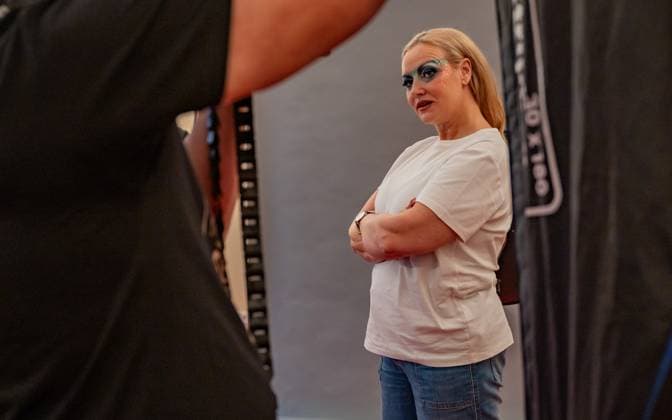 20241118 Fotoshooting mit Manfred Baumann fuer den DAC Kalender WIEN, OESTERREICH - 18. NOVEMBER: Fernsehmoderatorin, Schauspielerin, Kabarettistin und Autorin Verena Scheitz waehrend des Fotoshootings fuer die 14. Auflage des Dancer Against Cancer - DAC Charity-Fotokalenders 2026-2026 unter dem Thema -Superhelden- mit Starfotograf Manfred Baumann im Hotel Kaiserhof am 18. November 2024 in Wien, Oesterreich. 241118_SEPA_17_005 Copyright: xIsabellexOuvrardx SEPAxMedia