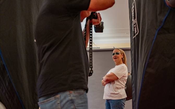 20241118 Fotoshooting mit Manfred Baumann fuer den DAC Kalender WIEN, OESTERREICH - 18. NOVEMBER: Fernsehmoderatorin, Schauspielerin, Kabarettistin und Autorin Verena Scheitz waehrend des Fotoshootings fuer die 14. Auflage des Dancer Against Cancer - DAC Charity-Fotokalenders 2026-2026 unter dem Thema -Superhelden- mit Starfotograf Manfred Baumann im Hotel Kaiserhof am 18. November 2024 in Wien, Oesterreich. 241118_SEPA_17_006 Copyright: xIsabellexOuvrardx SEPAxMedia