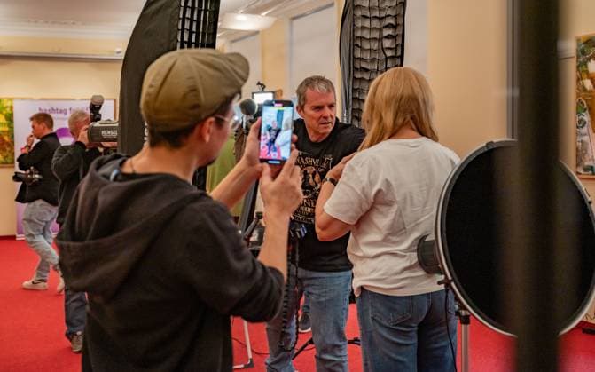 20241118 Fotoshooting mit Manfred Baumann fuer den DAC Kalender WIEN, OESTERREICH - 18. NOVEMBER: Fernsehmoderatorin, Schauspielerin, Kabarettistin und Autorin Verena Scheitz waehrend des Fotoshootings fuer die 14. Auflage des Dancer Against Cancer - DAC Charity-Fotokalenders 2026-2026 unter dem Thema -Superhelden- mit Starfotograf Manfred Baumann im Hotel Kaiserhof am 18. November 2024 in Wien, Oesterreich. 241118_SEPA_17_008 Copyright: xIsabellexOuvrardx SEPAxMedia