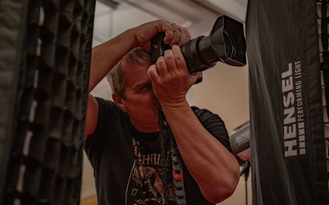20241118 Fotoshooting mit Manfred Baumann fuer den DAC Kalender WIEN, OESTERREICH - 18. NOVEMBER: Starfotograf Manfred Baumann waehrend des Fotoshootings fuer die 14. Auflage des Dancer Against Cancer - DAC Charity-Fotokalenders 2025-2026 unter dem Thema -Superhelden- mit Starfotograf Manfred Baumann im Hotel Kaiserhof am 18. November 2024 in Wien, Oesterreich. 241118_SEPA_17_009 Copyright: xIsabellexOuvrardx SEPAxMedia