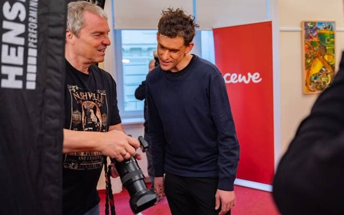 20241118 Fotoshooting mit Manfred Baumann fuer den DAC Kalender WIEN, OESTERREICH - 18. NOVEMBER: Starfotograf Manfred Baumann und ehemaliger Tennispsieler, US-Open-Sieger, Sportler des Jahres 2020 und Preistraeger der NIKIS Trophae in der Kategorie -Special Award 2024- Dominc -Dominator- Thiem waehrend des Fotoshootings fuer die 14. Auflage des Dancer Against Cancer - DAC Charity-Fotokalenders 2025-2026 unter dem Thema -Superhelden- mit Starfotograf Manfred Baumann im Hotel Kaiserhof am 18. November 2024 in Wien, Oesterreich. 241118_SEPA_17_031 Copyright: xIsabellexOuvrardx SEPAxMedia