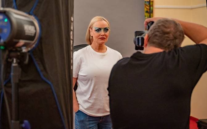 20241118 Fotoshooting mit Manfred Baumann fuer den DAC Kalender WIEN, OESTERREICH - 18. NOVEMBER: Fernsehmoderatorin, Schauspielerin, Kabarettistin und Autorin Verena Scheitz waehrend des Fotoshootings fuer die 14. Auflage des Dancer Against Cancer - DAC Charity-Fotokalenders 2026-2026 unter dem Thema -Superhelden- mit Starfotograf Manfred Baumann im Hotel Kaiserhof am 18. November 2024 in Wien, Oesterreich. 241118_SEPA_17_015 Copyright: xIsabellexOuvrardx SEPAxMedia
