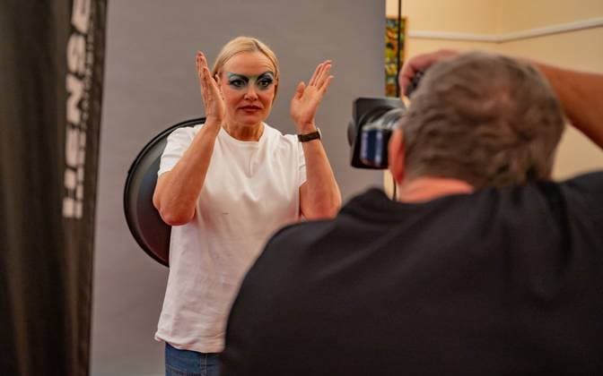 20241118 Fotoshooting mit Manfred Baumann fuer den DAC Kalender WIEN, OESTERREICH - 18. NOVEMBER: Fernsehmoderatorin, Schauspielerin, Kabarettistin und Autorin Verena Scheitz waehrend des Fotoshootings fuer die 14. Auflage des Dancer Against Cancer - DAC Charity-Fotokalenders 2026-2026 unter dem Thema -Superhelden- mit Starfotograf Manfred Baumann im Hotel Kaiserhof am 18. November 2024 in Wien, Oesterreich. 241118_SEPA_17_019 Copyright: xIsabellexOuvrardx SEPAxMedia
