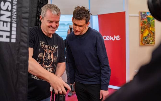 20241118 Fotoshooting mit Manfred Baumann fuer den DAC Kalender WIEN, OESTERREICH - 18. NOVEMBER: Starfotograf Manfred Baumann und ehemaliger Tennispsieler, US-Open-Sieger, Sportler des Jahres 2020 und Preistraeger der NIKIS Trophae in der Kategorie -Special Award 2024- Dominc -Dominator- Thiem waehrend des Fotoshootings fuer die 14. Auflage des Dancer Against Cancer - DAC Charity-Fotokalenders 2025-2026 unter dem Thema -Superhelden- mit Starfotograf Manfred Baumann im Hotel Kaiserhof am 18. November 2024 in Wien, Oesterreich. 241118_SEPA_17_030 Copyright: xIsabellexOuvrardx SEPAxMedia