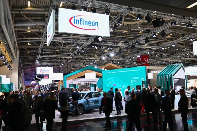 Die electronica ist eine Fachmesse der Elektronikindustrie auf dem Messegelände der Messe München - Riem. Aussteller präsentieren dort Komponenten, Systeme, Anwendungen und Dienstleistungen der Branche. Foto: Messestand der Infineon Technologies AG aus Neubiberg *** electronica is a trade fair for the electronics industry at the Messe München exhibition center in Riem Exhibitors present components, systems, applications and services for the industry Photo of the Infineon Technologies AG stand from Neubiberg