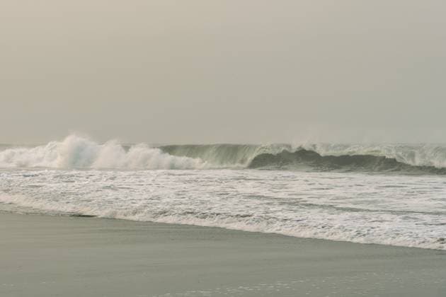 Creative Highlights World A dramatic seascape captures towering waves as they break powerfully along the sandy shores of Mizata, El Salvador, emphasizing the wild beauty of Central America™s Pacific coast Model Released Almuzambrana_ID24204_701698_010 Copyright: xAlmuzambranax RECORD DATE NOT STATED