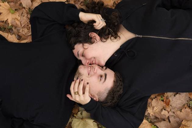 IMAGO Creative, Diversity, Teenager: LGBTQIA+ MR_ID24658_18727_AleVelascoSalas.jpg, MR_ID24658_18728_GalaGallinaroAna.jpg Happy LGBTQIA+ couple lying on a bed of autumn leaves, sharing a loving look, The image captures a tender and intimate atmosphere with a focus on a trans man and his partner Model Released ClaudiaAyuso_ID24658_714352_012 Copyright: xClaudiaxAyusox RECORD DATE NOT STATED