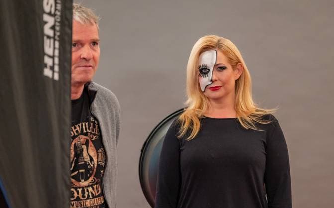 20241118 Fotoshooting mit Manfred Baumann fuer den DAC Kalender WIEN, OESTERREICH - 18. NOVEMBER: Starfotograf Manfred Baumann und Opern-, Operetten-, Musical- und Konzertsaengerin Sopranistin Iva Shell waehrend des Fotoshootings fuer die 14. Auflage des Dancer Against Cancer - DAC Charity-Fotokalenders 2025-2026 unter dem Thema -Superhelden- mit Starfotograf Manfred Baumann im Hotel Kaiserhof am 18. November 2024 in Wien, Oesterreich. 241118_SEPA_17_063 Copyright: xIsabellexOuvrardx SEPAxMedia