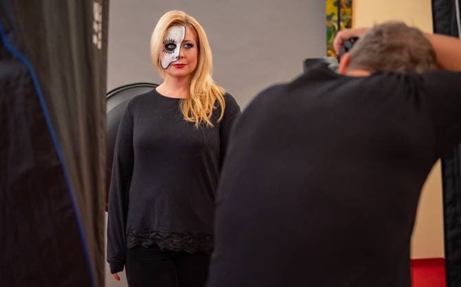 20241118 Fotoshooting mit Manfred Baumann fuer den DAC Kalender WIEN, OESTERREICH - 18. NOVEMBER: Starfotograf Manfred Baumann und Opern-, Operetten-, Musical- und Konzertsaengerin Sopranistin Iva Shell waehrend des Fotoshootings fuer die 14. Auflage des Dancer Against Cancer - DAC Charity-Fotokalenders 2025-2026 unter dem Thema -Superhelden- mit Starfotograf Manfred Baumann im Hotel Kaiserhof am 18. November 2024 in Wien, Oesterreich. 241118_SEPA_17_074 Copyright: xIsabellexOuvrardx SEPAxMedia