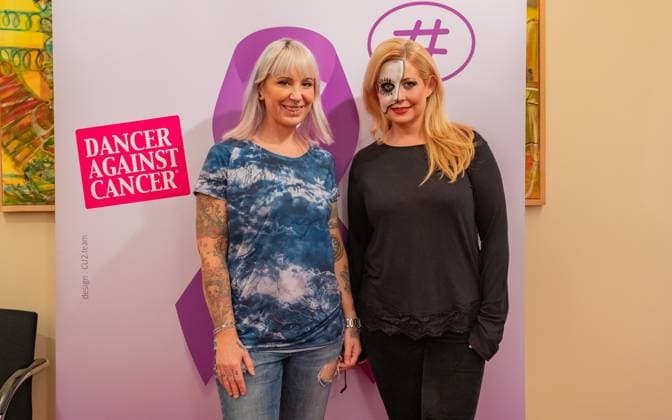 20241118 Fotoshooting mit Manfred Baumann fuer den DAC Kalender WIEN, OESTERREICH - 18. NOVEMBER: Make-Up Artist, Maskenbildnerin, Bodypainter, Facepainting Worldchampion 2022 und Visagistin des Shootings Nadja Hluchovsky und Opern-, Operetten-, Musical- und Konzertsaengerin Sopranistin Iva Shell nach dem Fotoshooting fuer die 14. Auflage des Dancer Against Cancer - DAC Charity-Fotokalenders 2025-2026 unter dem Thema -Superhelden- mit Starfotograf Manfred Baumann im Hotel Kaiserhof am 18. November 2024 in Wien, Oesterreich. 241118_SEPA_17_085 Copyright: xIsabellexOuvrardx SEPAxMedia